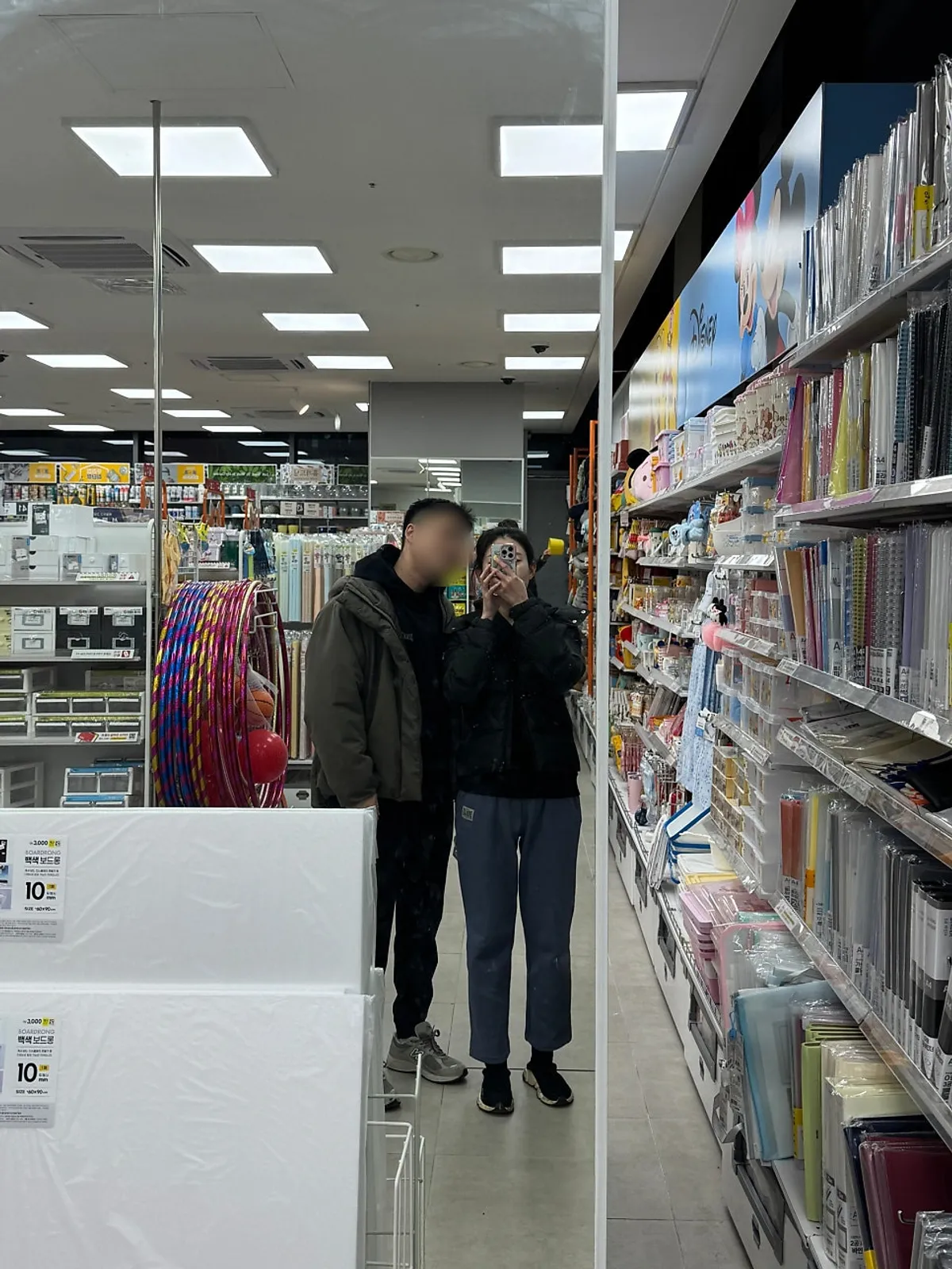 屋外で着用した起毛フーディーとストレートパンツ