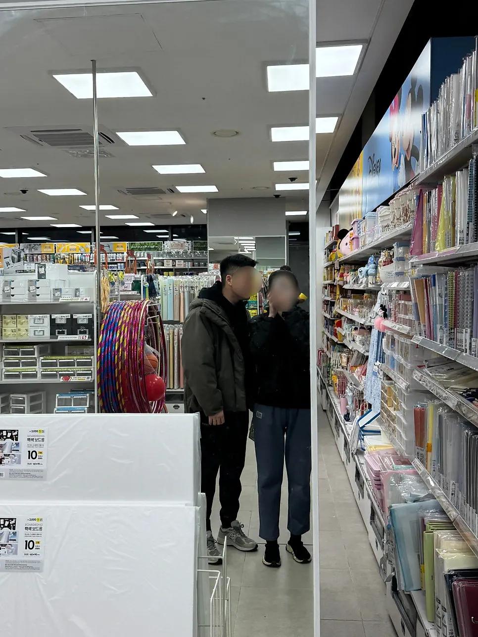 長めの靴下と合わせて着用した起毛パンツ