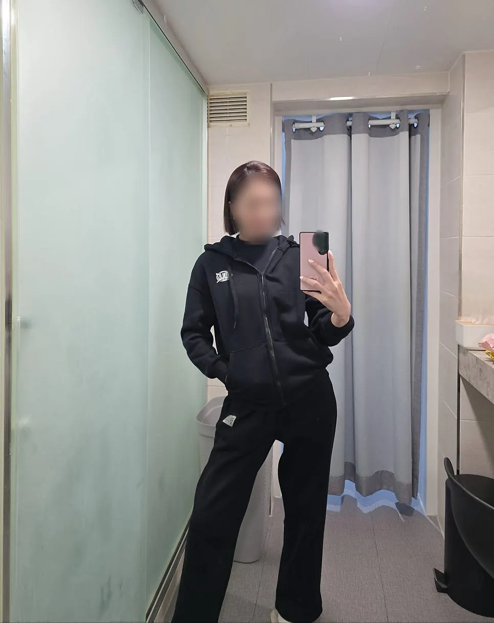 寒い日に着用したブラックパーカージップアップセット