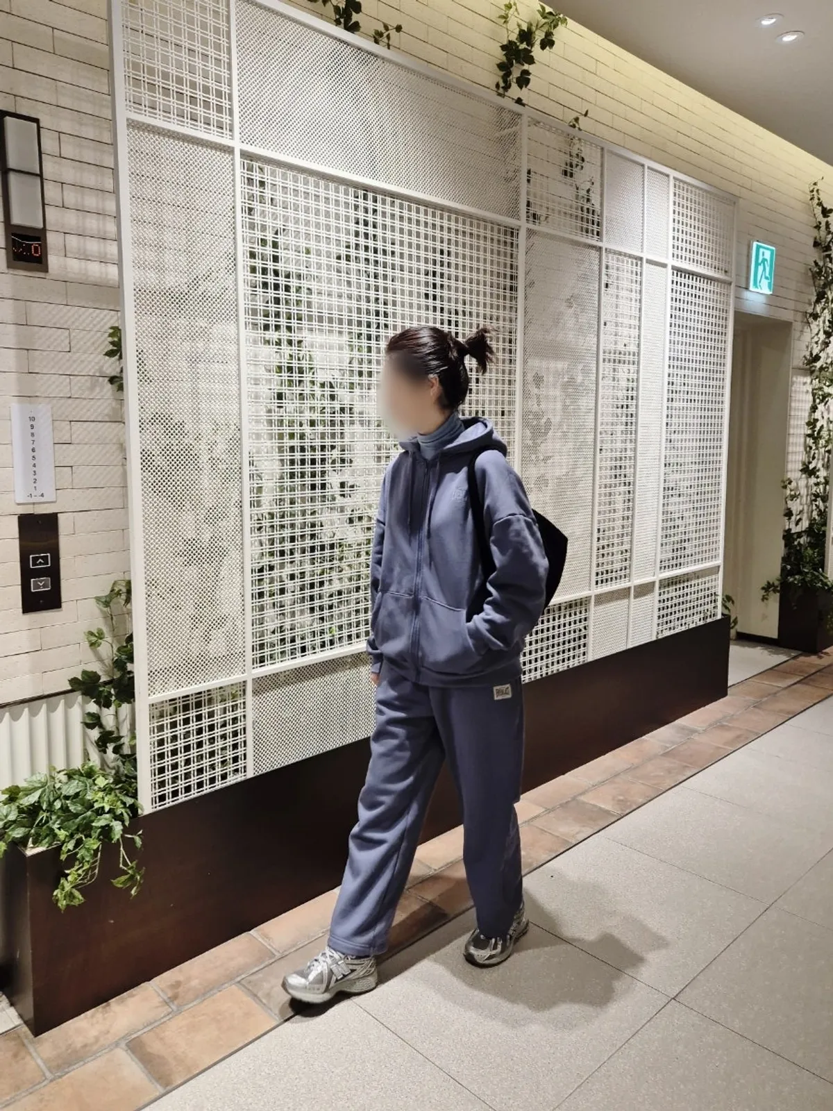 アッシュブルーの裏起毛トレーニングウェアセット着用の様子