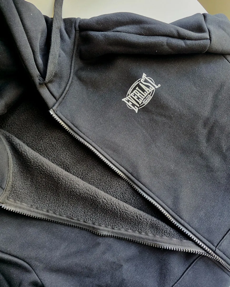 Logo label detail at the back of the neck