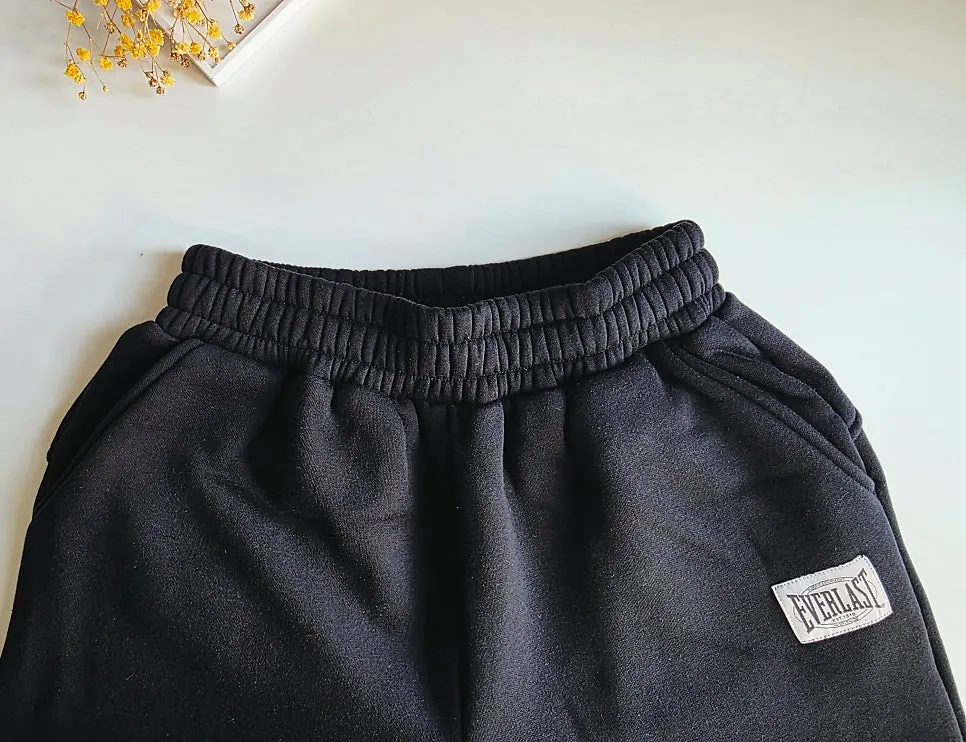 Straight-leg pants with roomy pockets