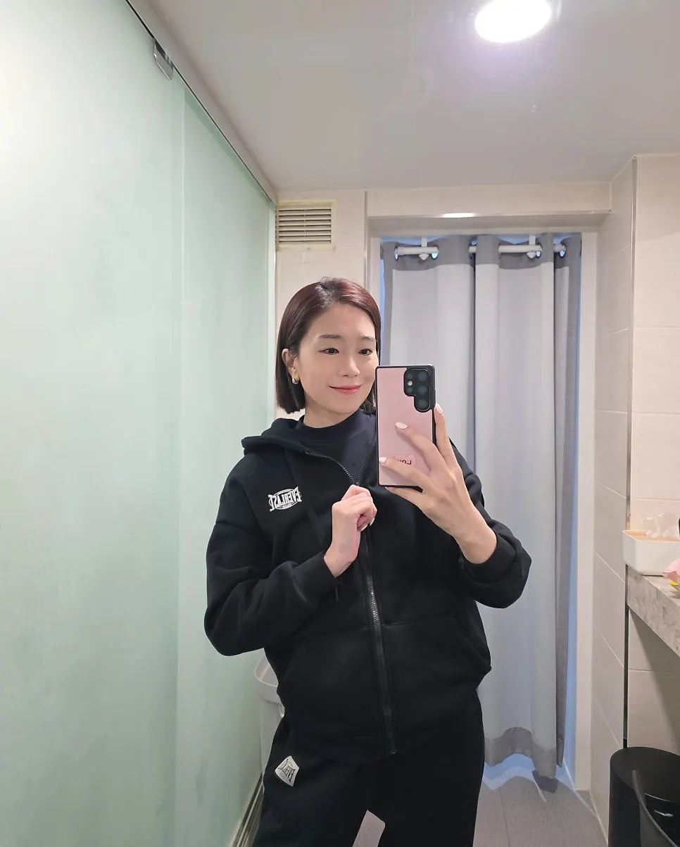 Fleece hoodie zip-up with a kangaroo pocket