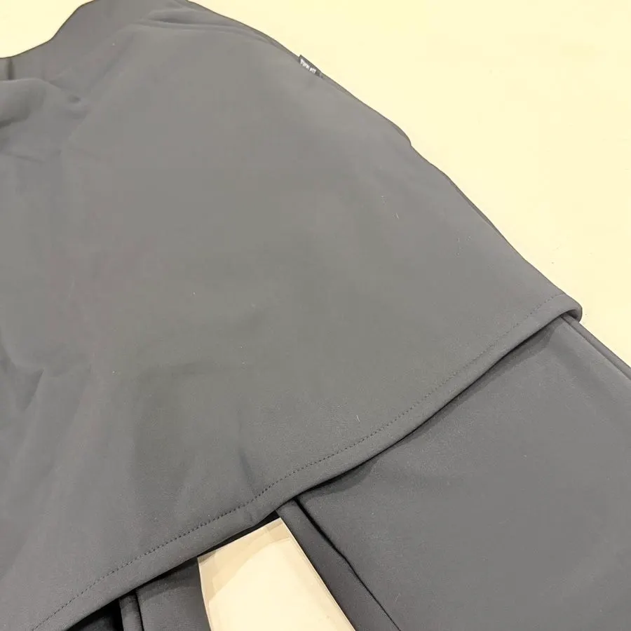 Skirt pants with a woven-label accent