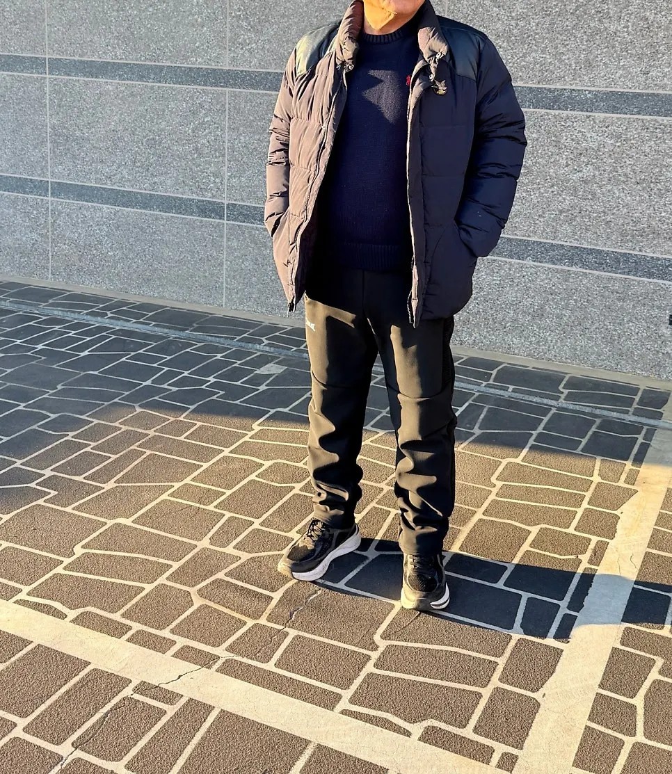겨울철 남성 기모 바지 착용 모습