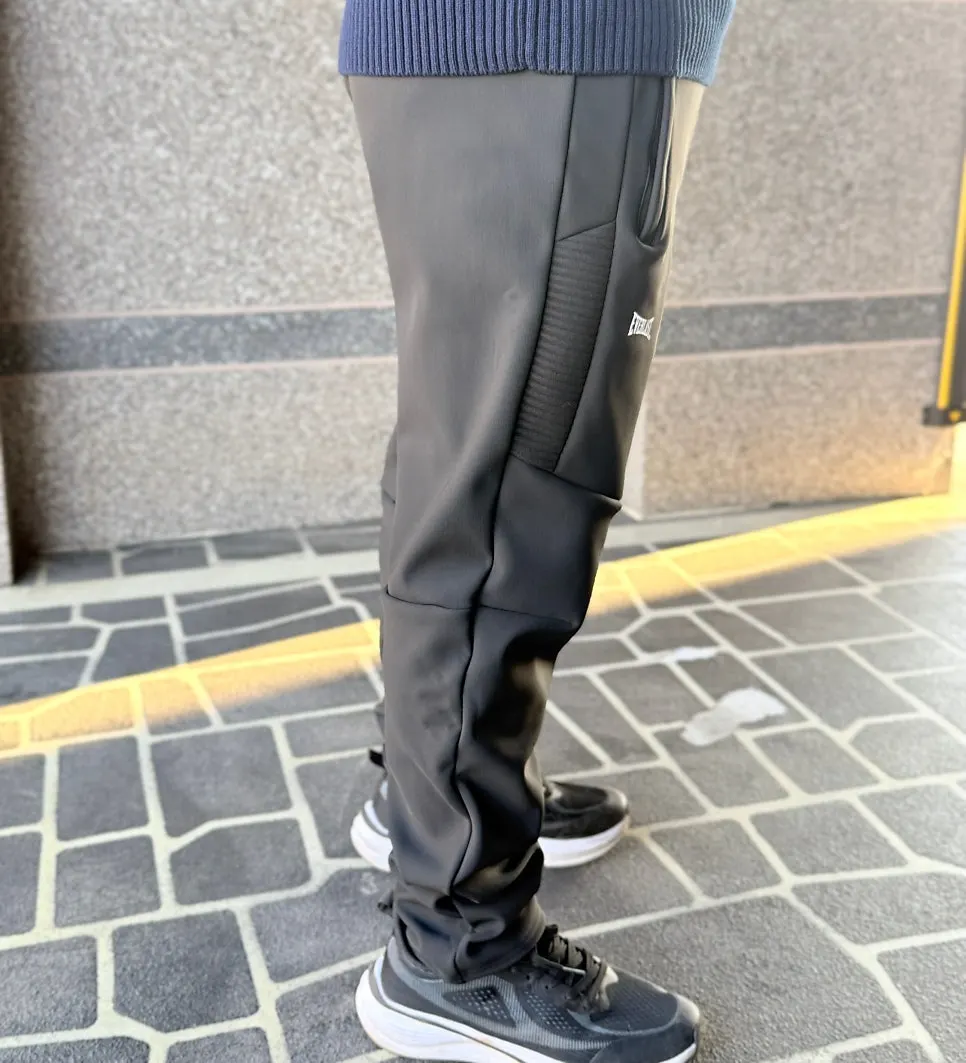 무릎 절개가 있는 기모 바지 착용 모습