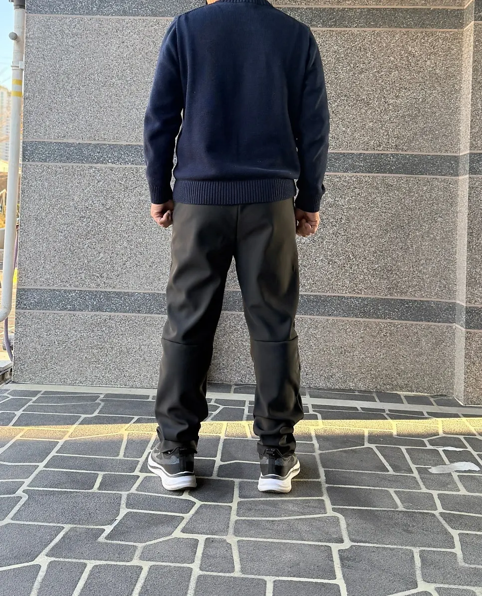 스트레이트 핏 남성 기모 바지 착용 모습