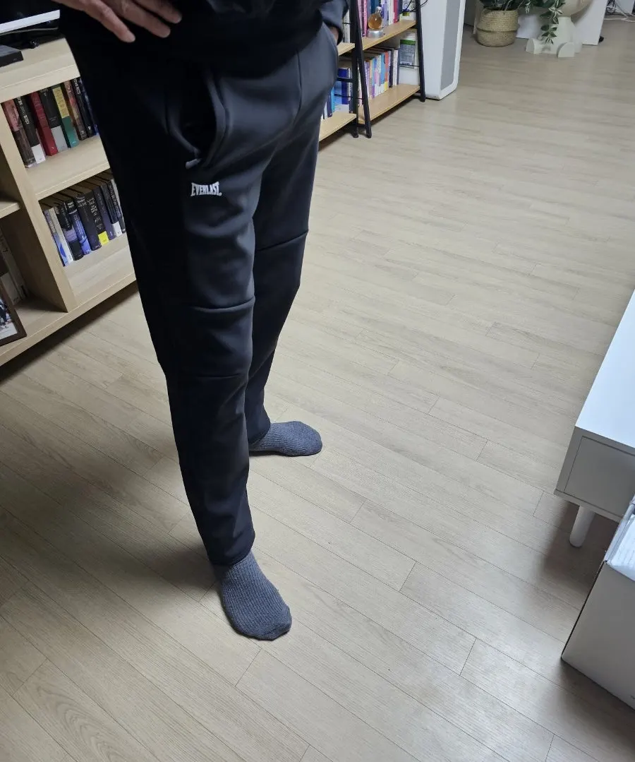 Everlast Winter Workwear Fleece-Lined Pants being worn