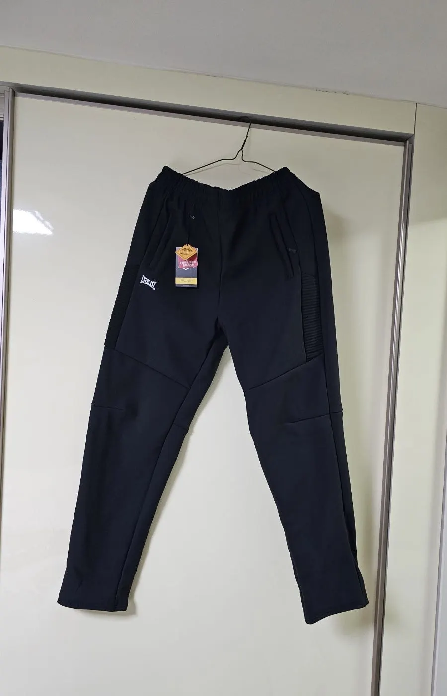 Overall silhouette of Everlast fleece-lined pants