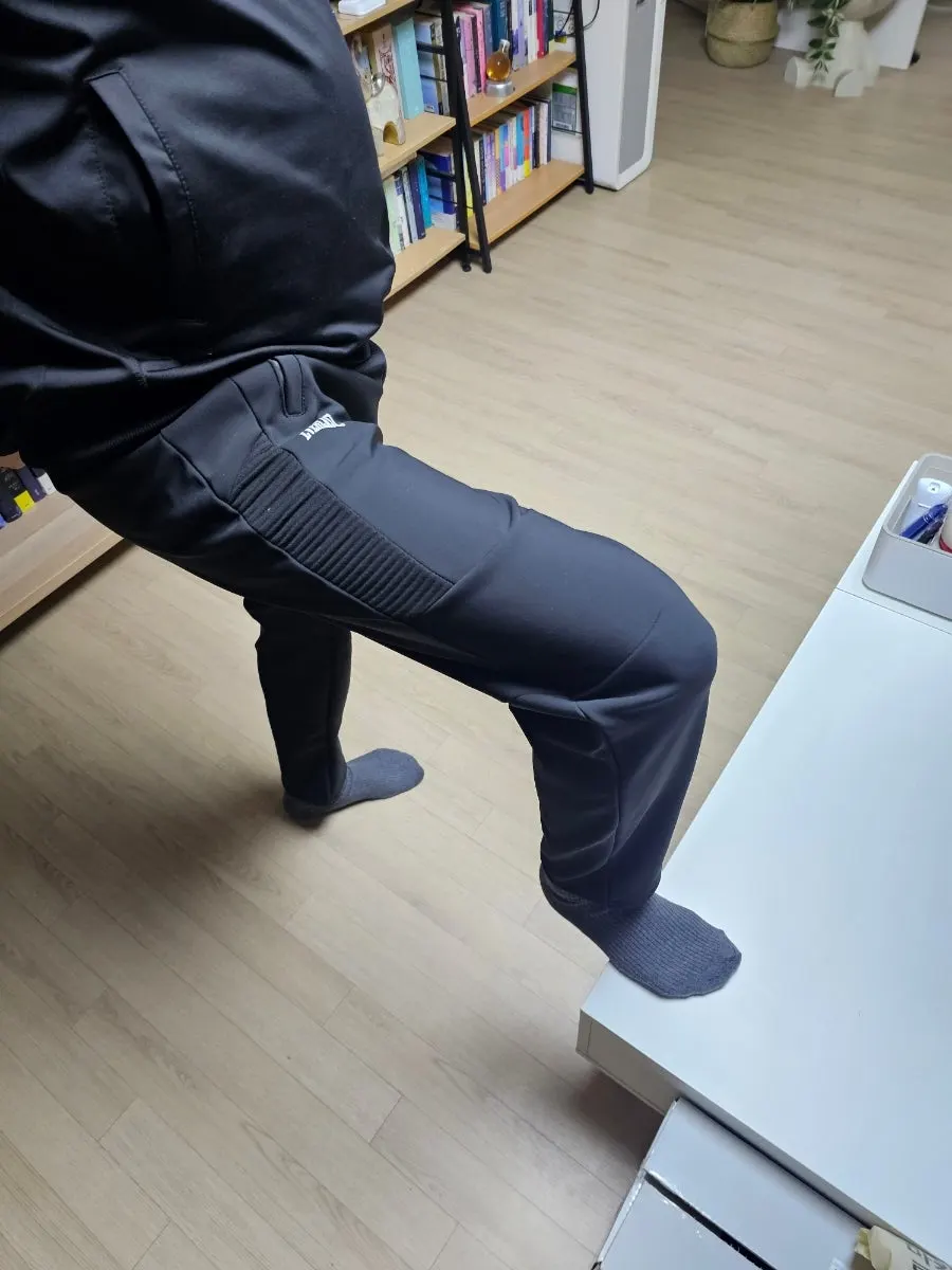 Detail of the pants’ inner fleece material