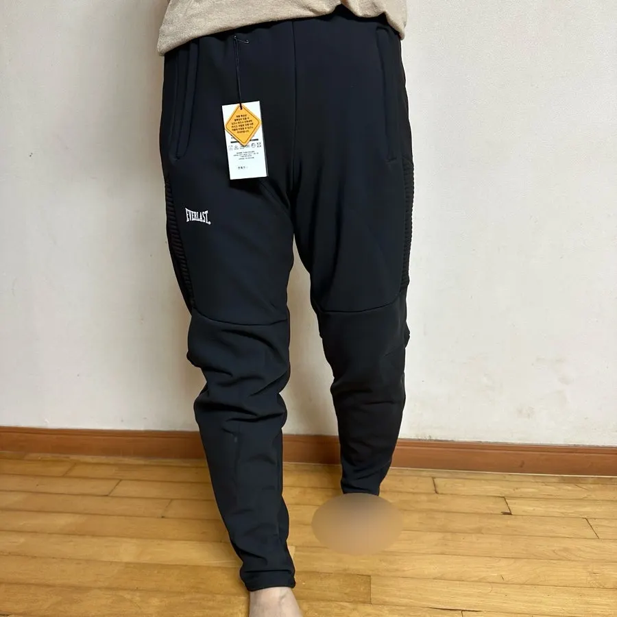Ankle-length pants worn with sneakers