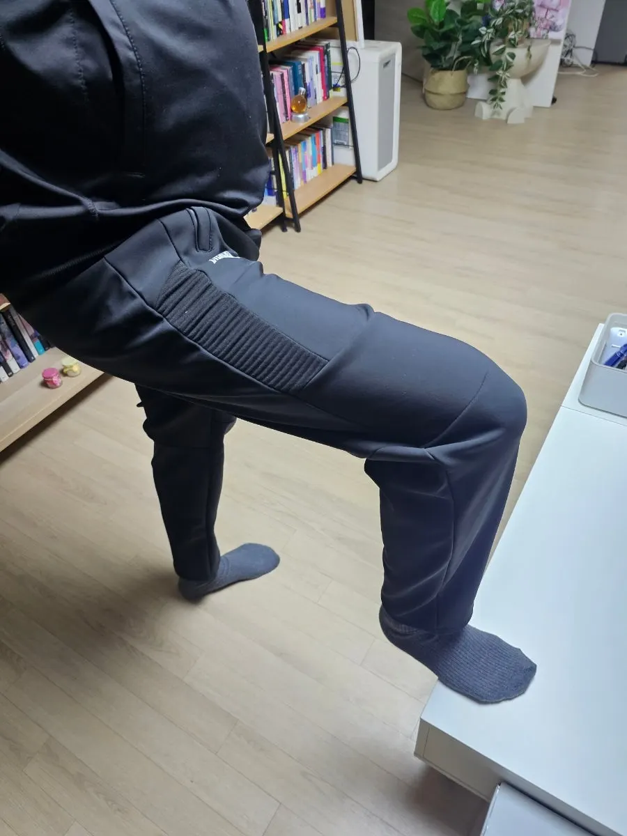Detail related to the comfort of fleece-lined pants