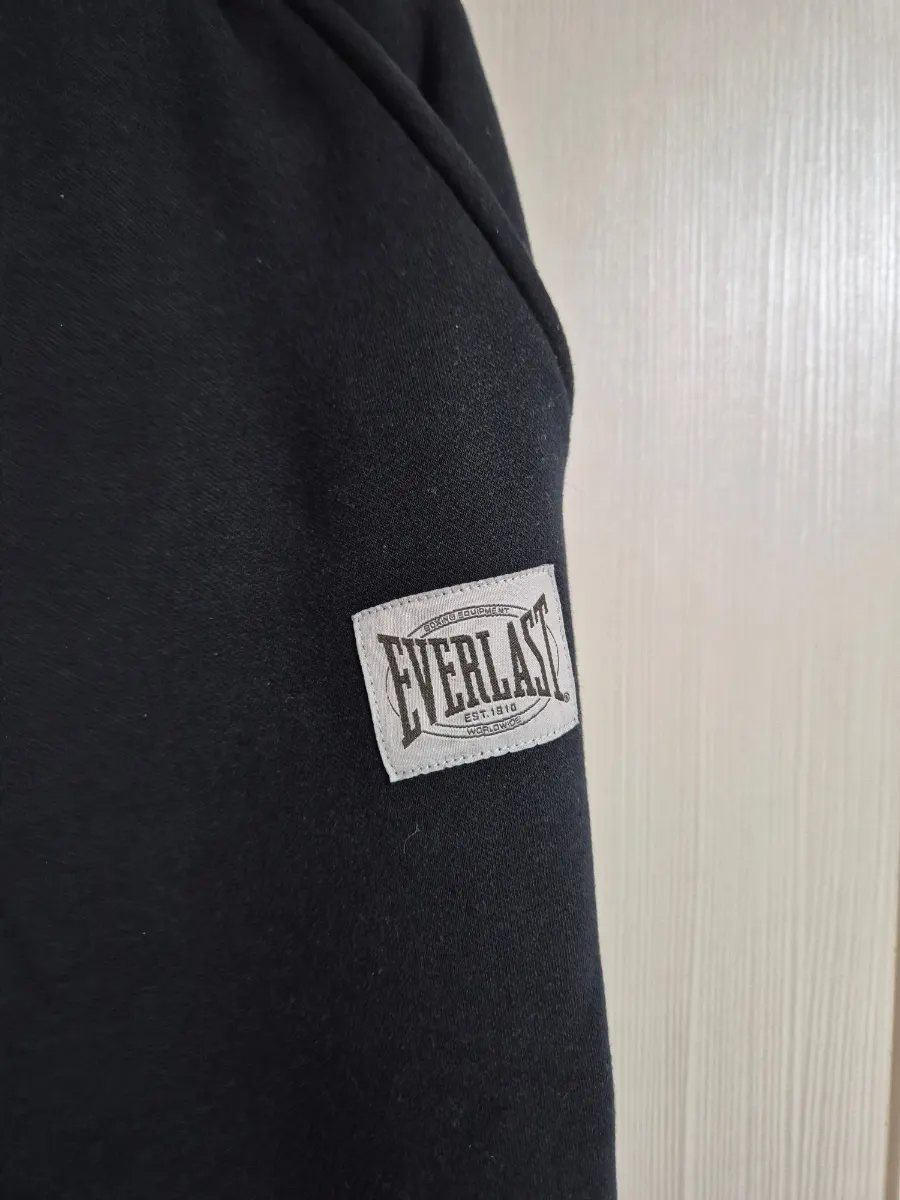 Everlast tracksuit logo detail