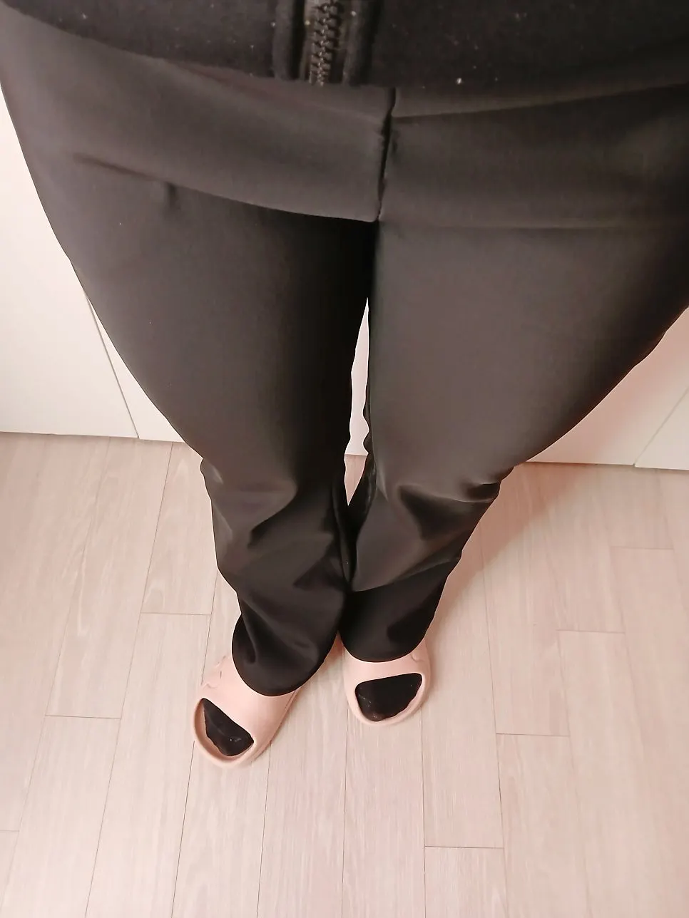 추운 날 착용한 여성 기모 부츠컷 바지