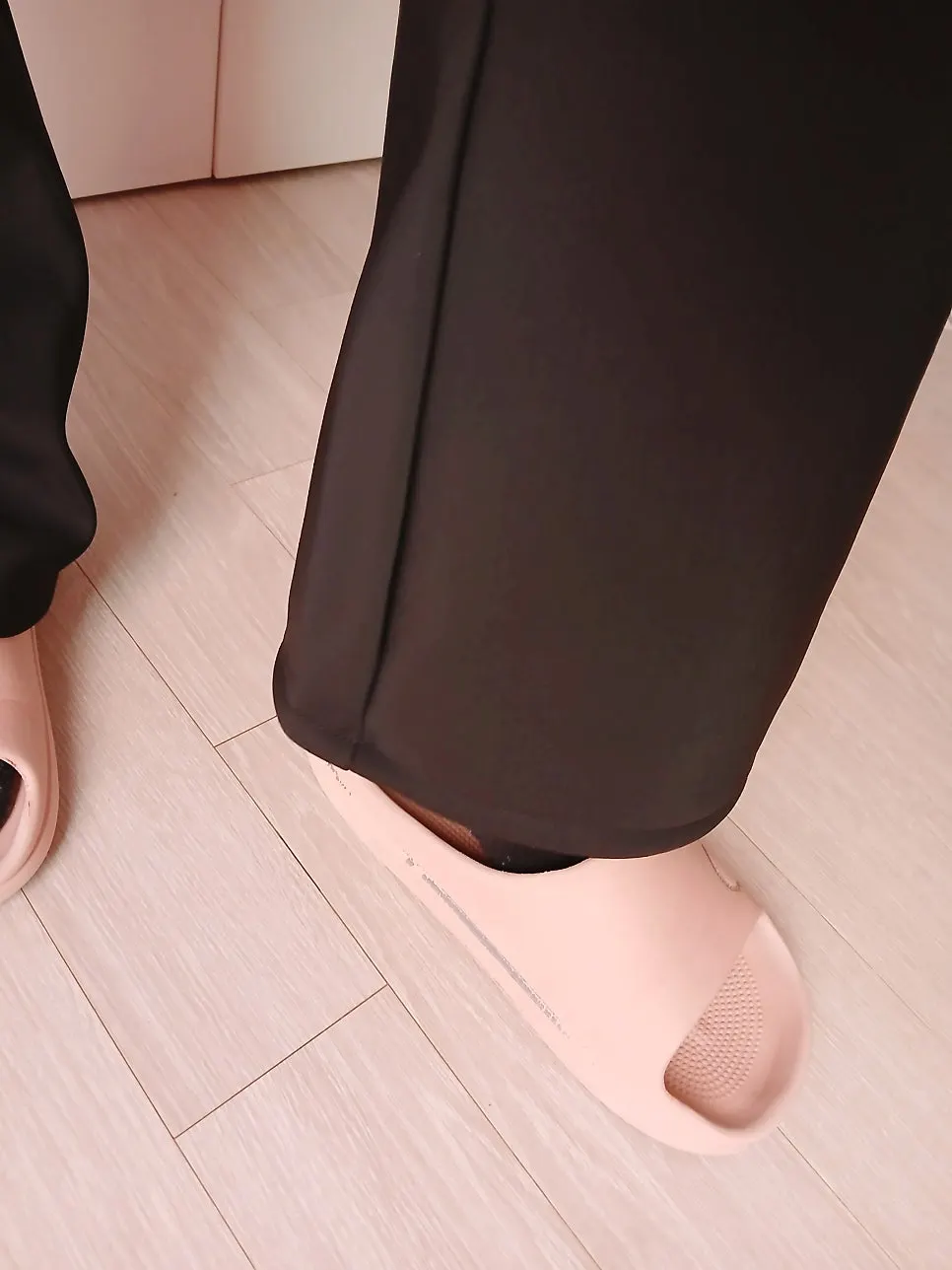 엄마룩으로 입은 여성 기모 부츠컷 바지