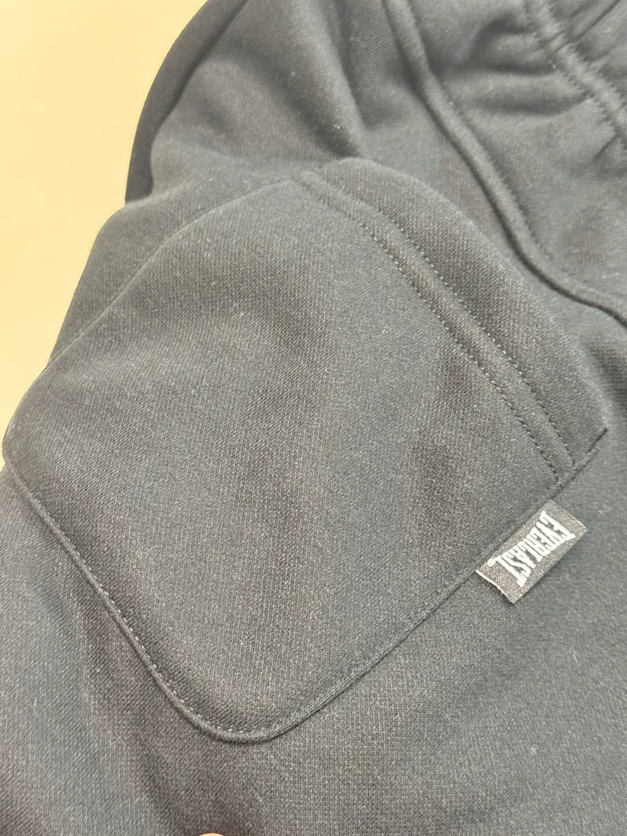 Training pants with an elastic waistband and pockets
