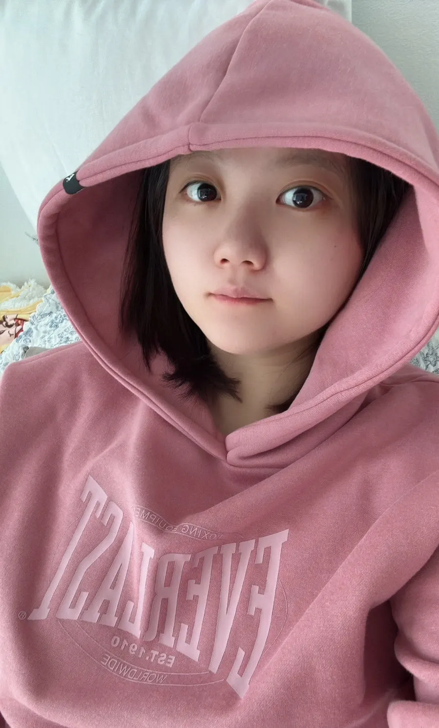 부드러운 핑크색 후드티