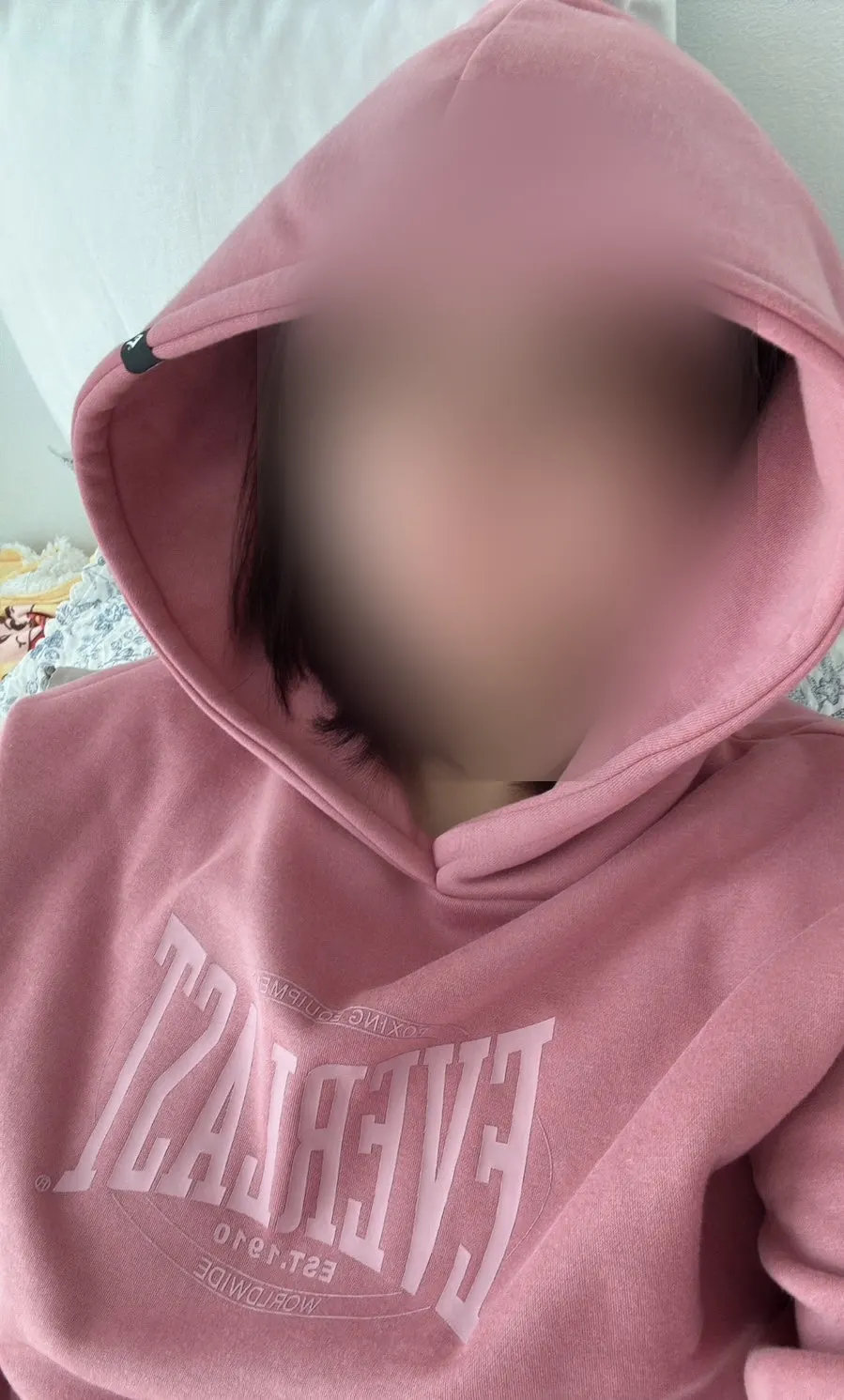柔らかいピンク色のフーディー
