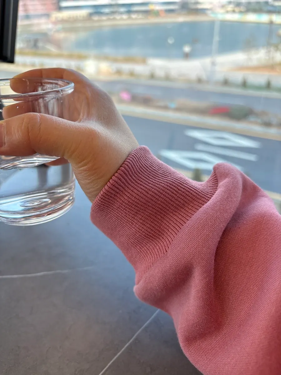 기모 안감 촉감을 보여주는 트레이닝복
