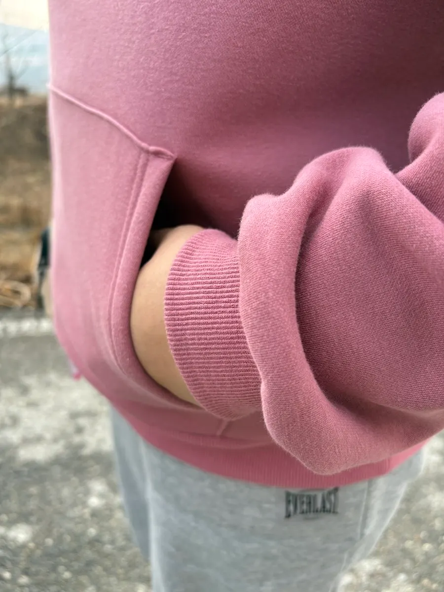 밴딩 허리의 회색 일자 팬츠
