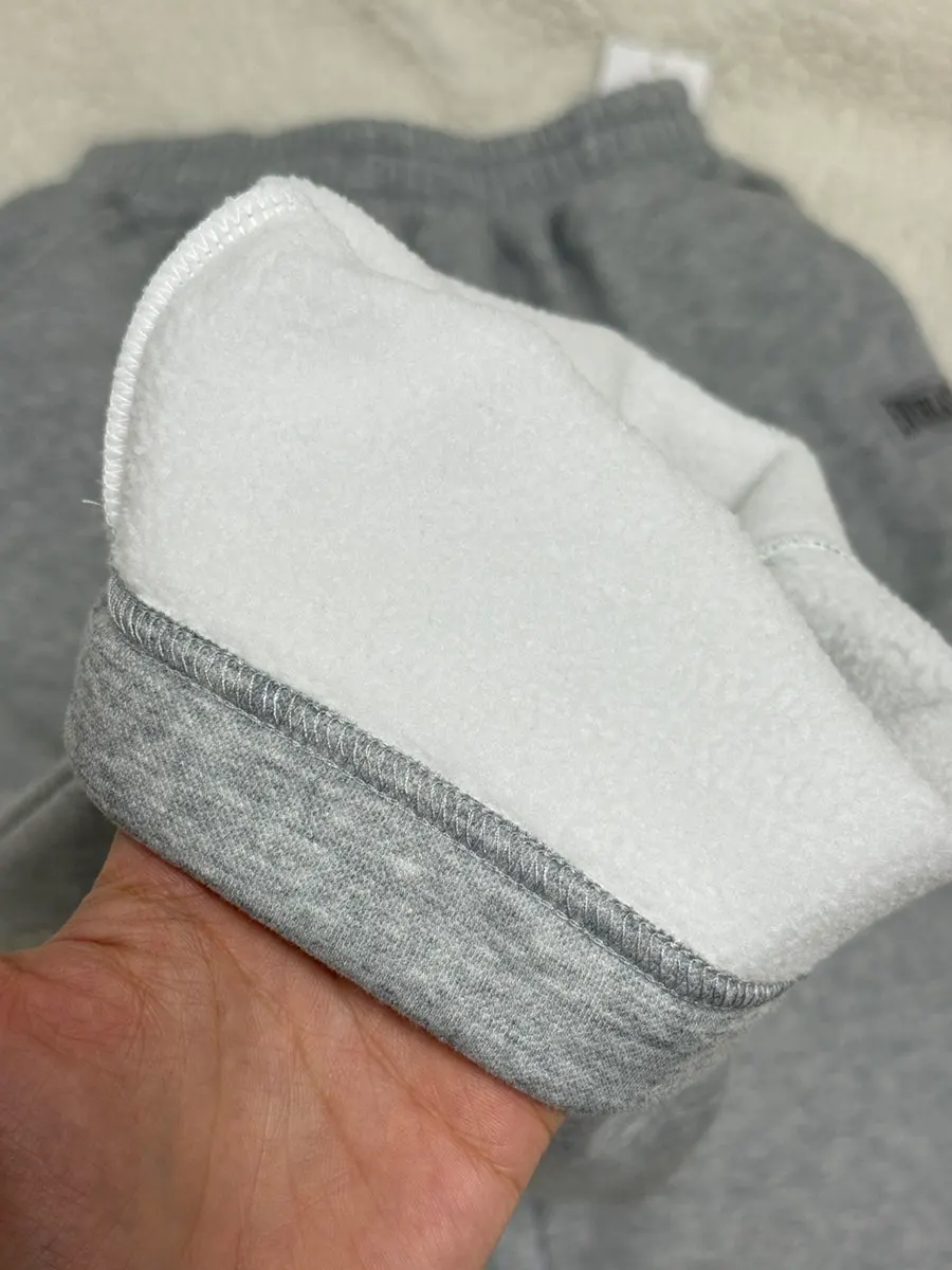 Pants with 360-degree elastic and pockets on both sides