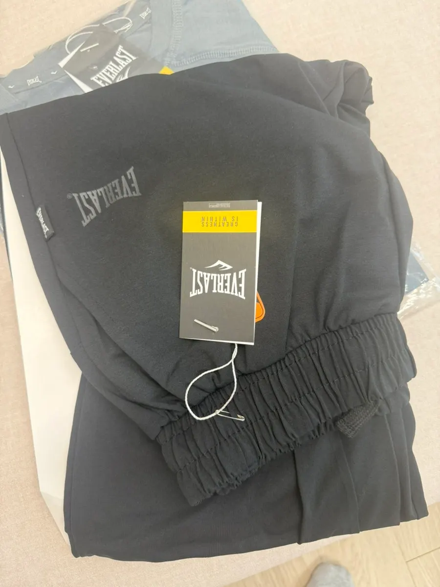 Silhouette of the Everlast women's tracksuit worn