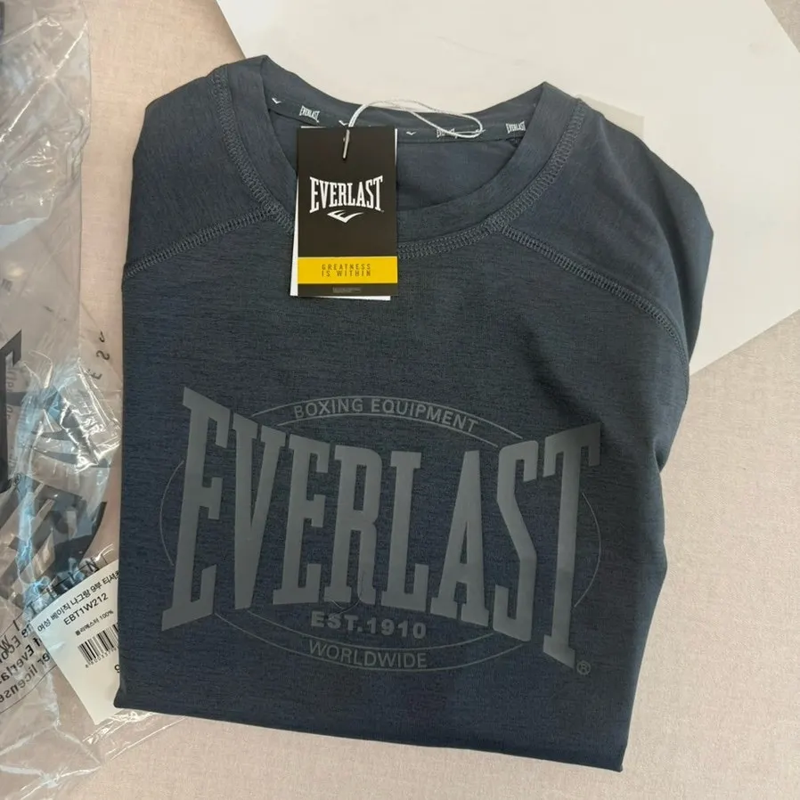 Everlast jogger pants with an elastic waistband and finished hems