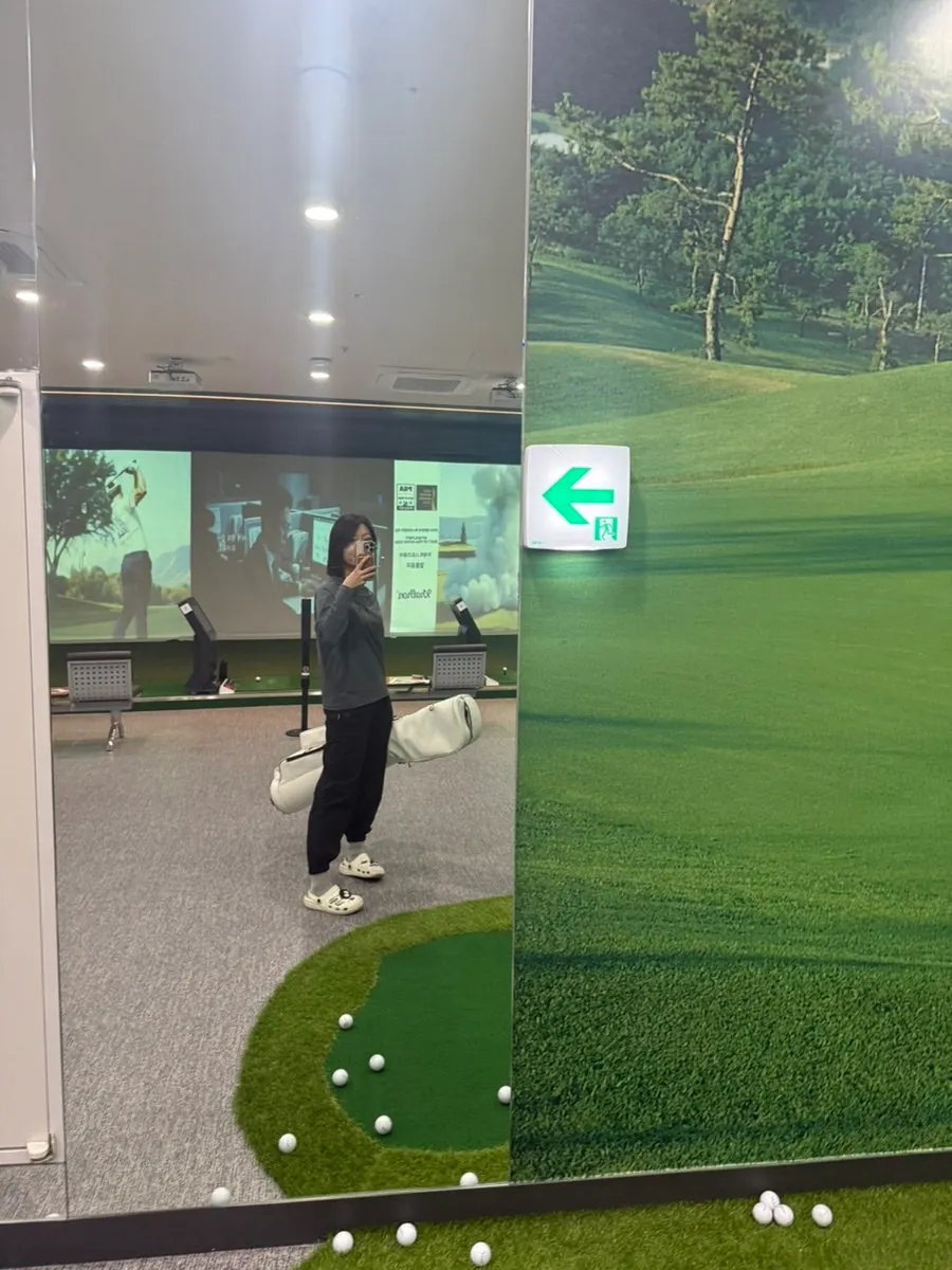 Everlast tracksuit worn at a golf range