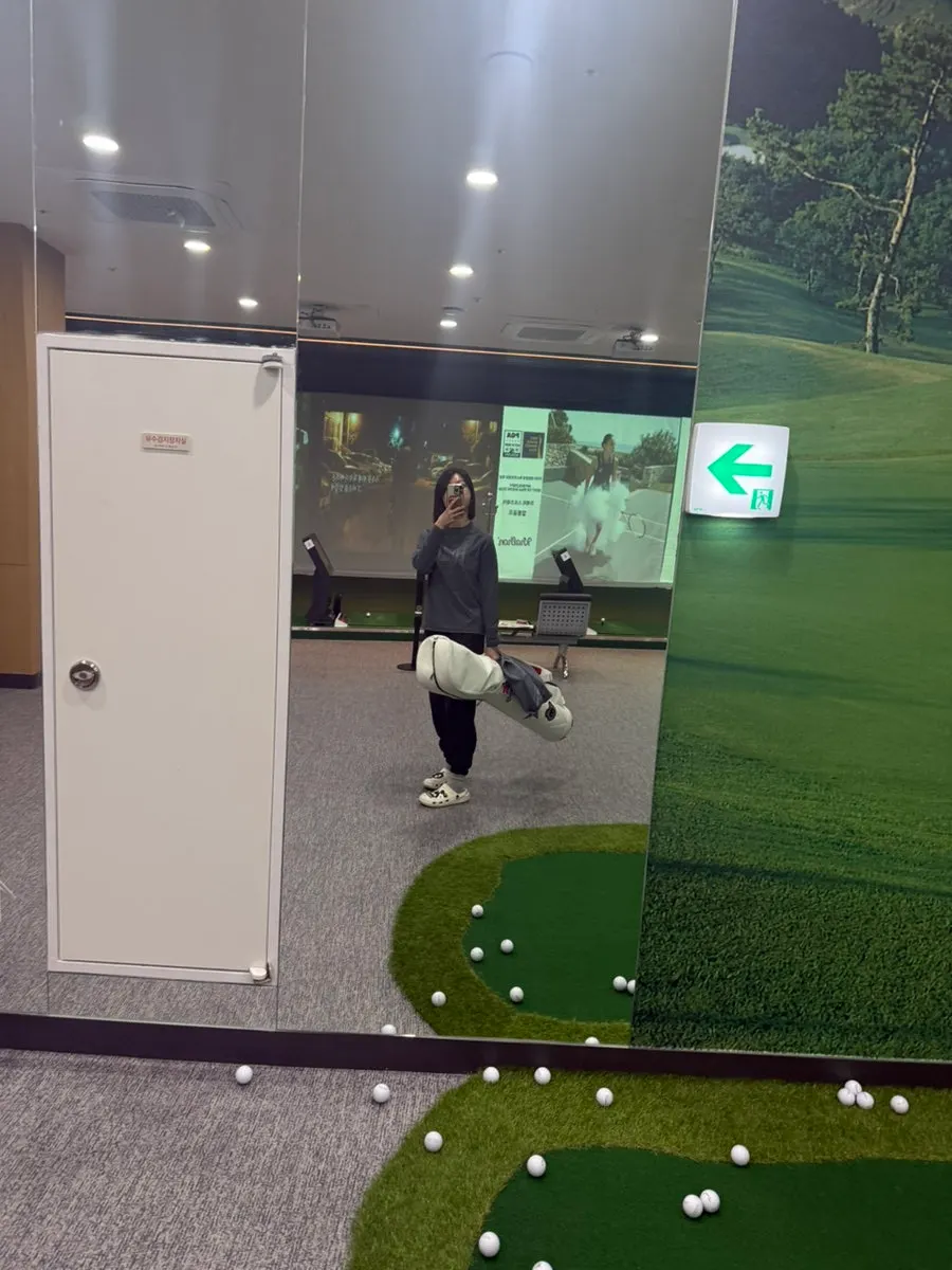 Women's tracksuit set used for indoor golf practice
