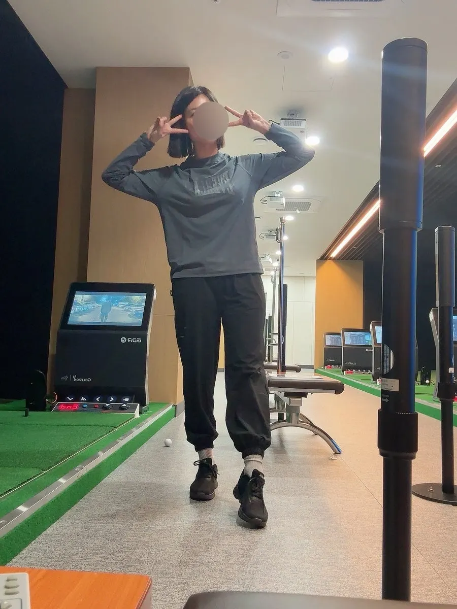 Everlast sweatshirt and jogger pants styled together