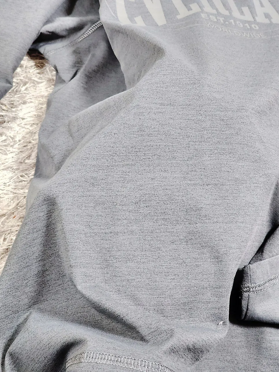 Relaxed fit of the Everlast raglan sweatshirt