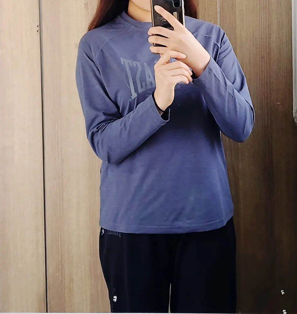 Hem and fabric shape of Everlast jogger pants