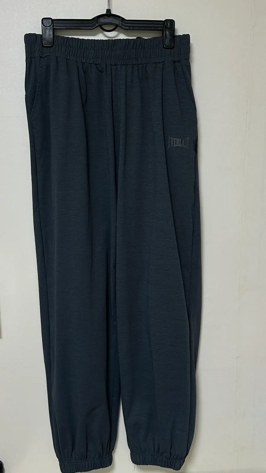 Colors and design of Everlast women's One-Mile Wear