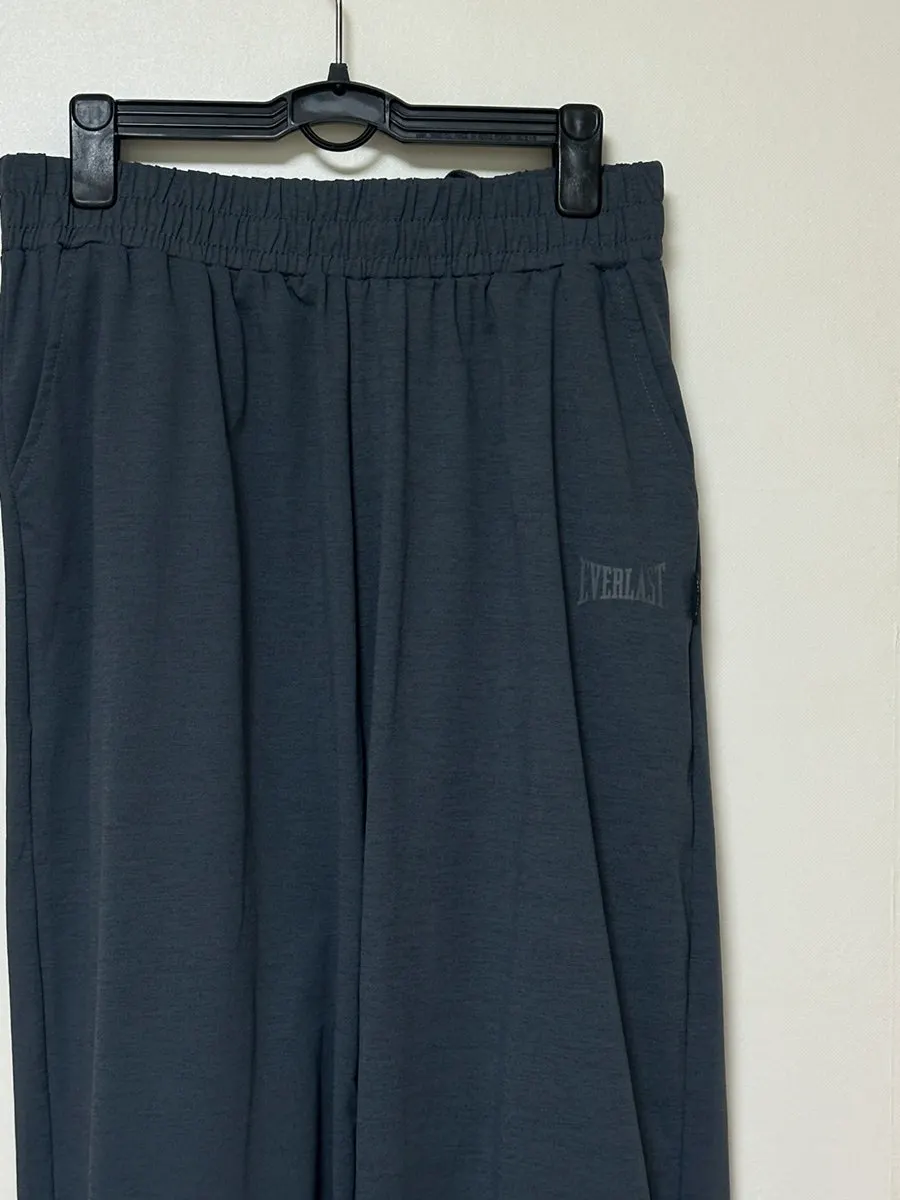 Design of the Everlast sweatshirt and jogger pants