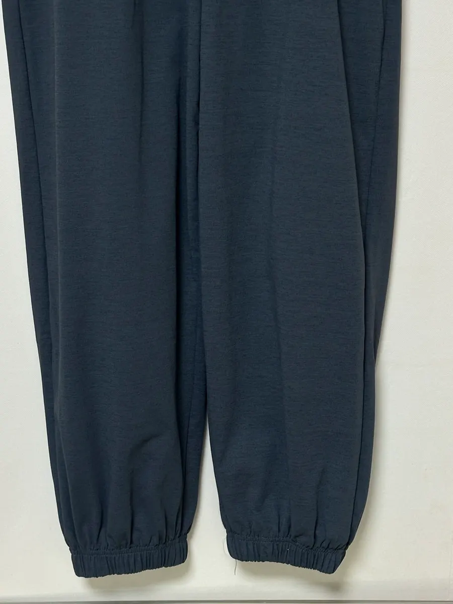 Contents of the Everlast women's tracksuit set