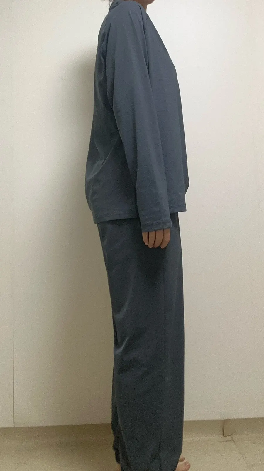 Tracksuit set worn without clinging to the body
