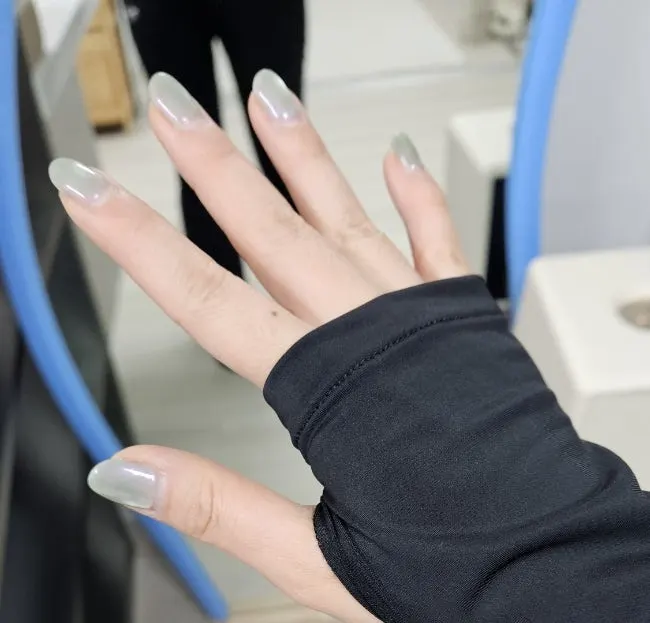 Running jacket sleeve with a thumbhole