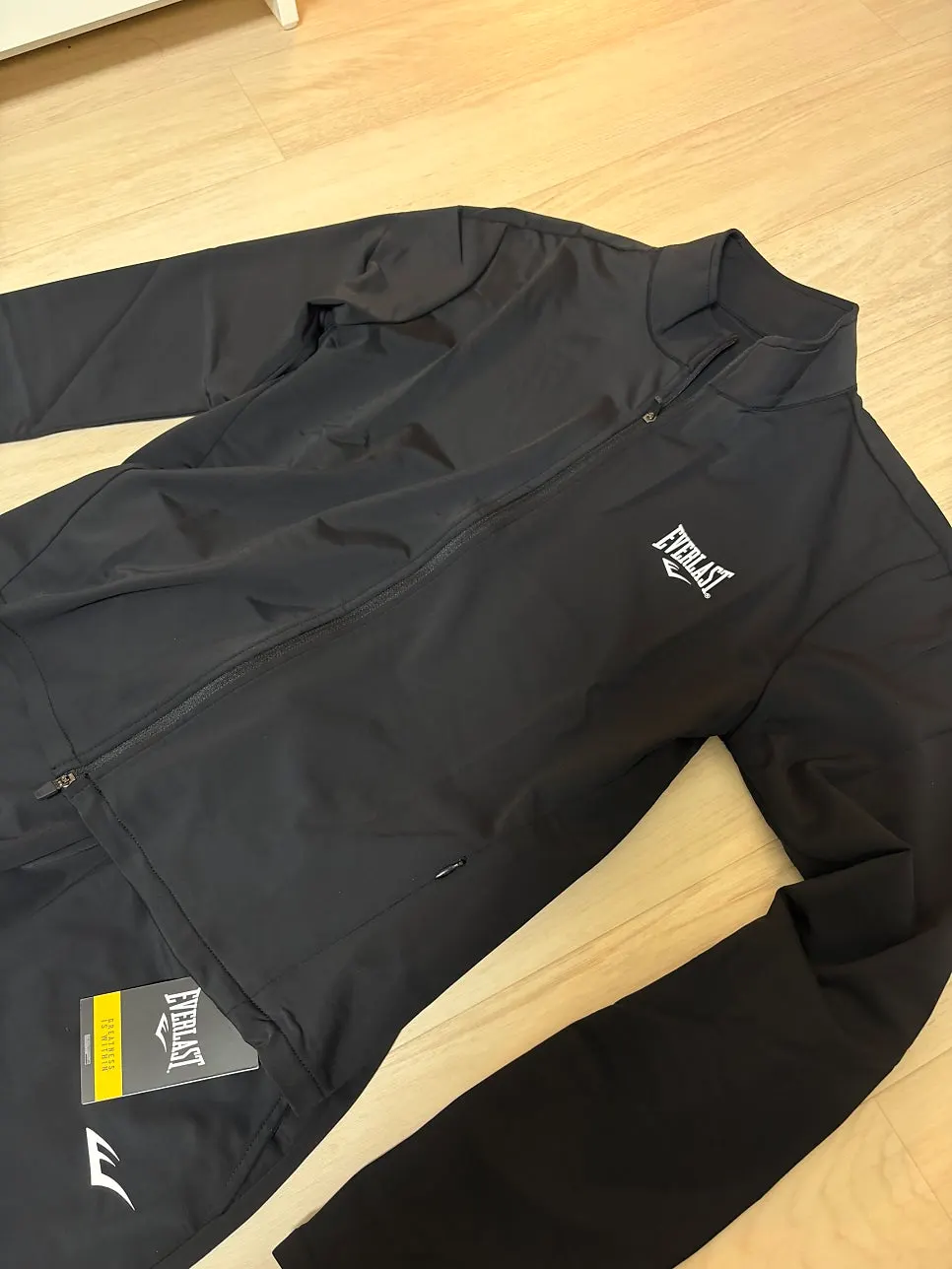 Everlast women's running outfit chosen for jogging