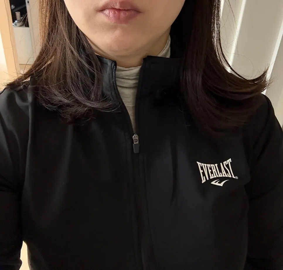 Running outfit with a high-neck jacket and bootcut pants