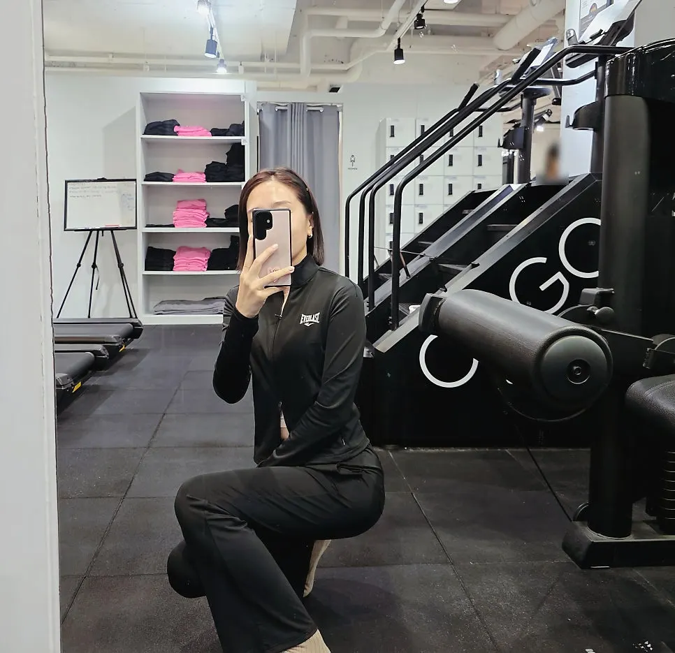 Full look of the Everlast Running Crew jacket and pants set