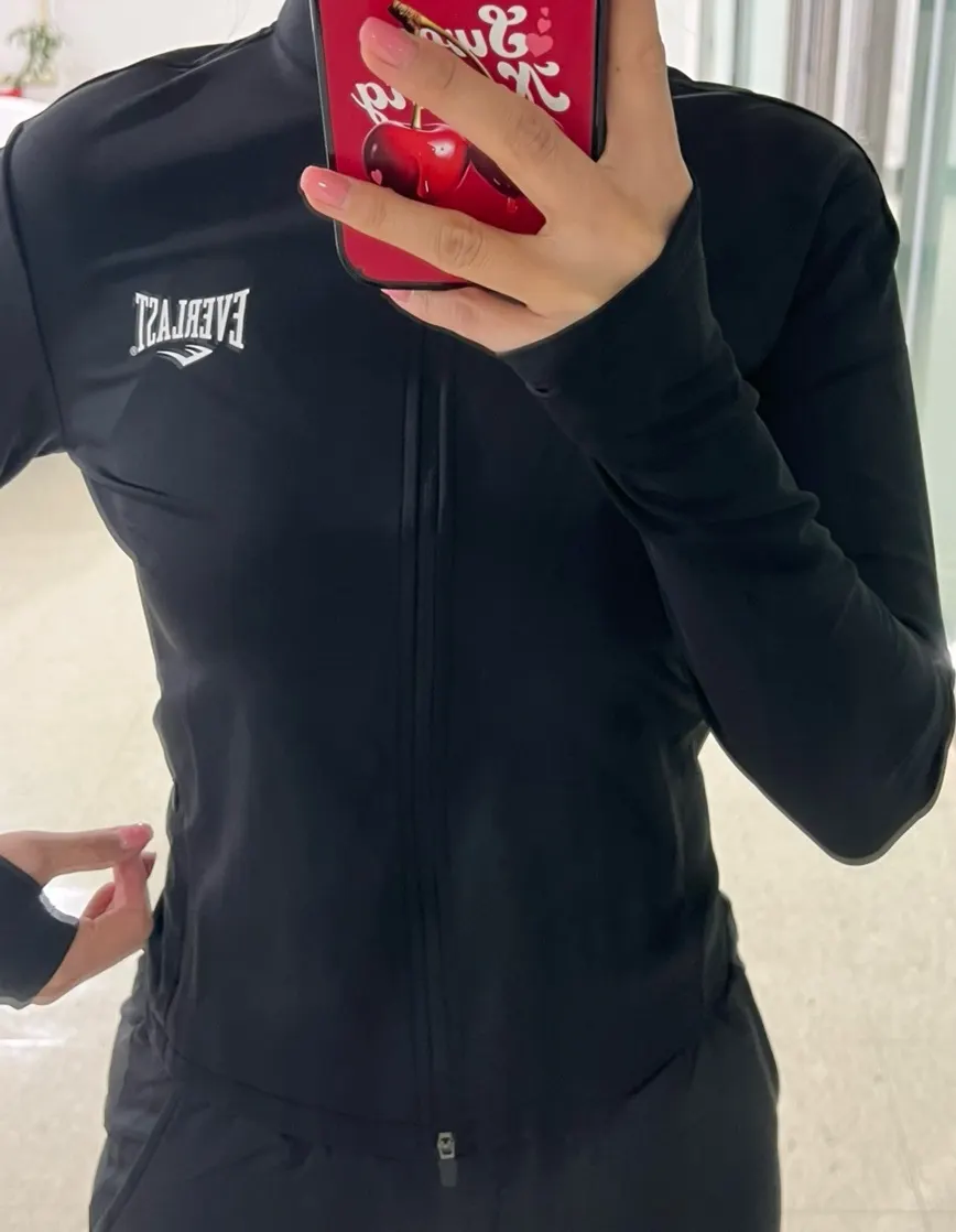 Everlast workout set worn in a slim fit