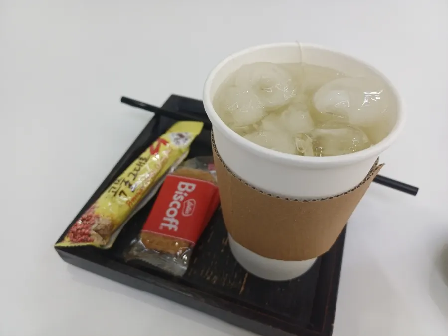 Iced green tea and snacks provided during the service
