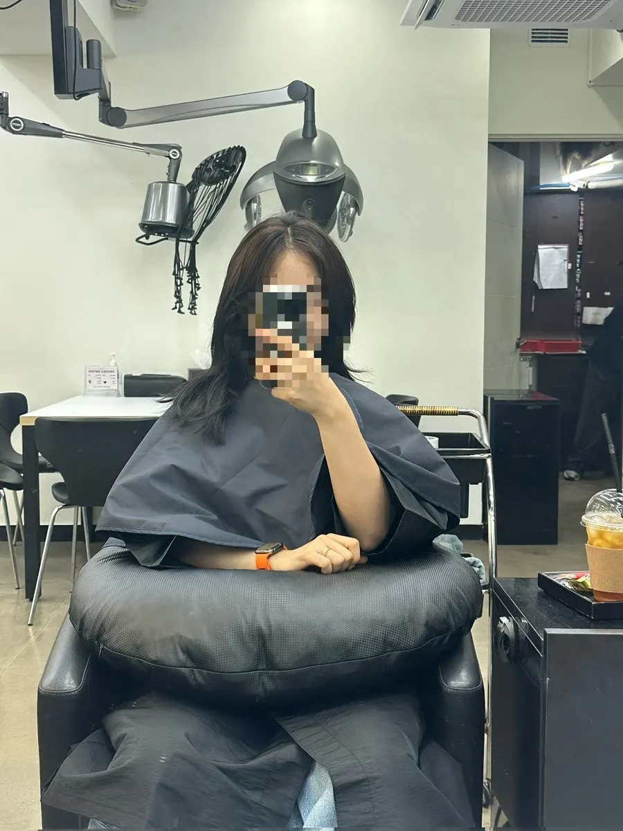 숱을 많이 쳐서 끝이 흩날리는 시술 전 머리