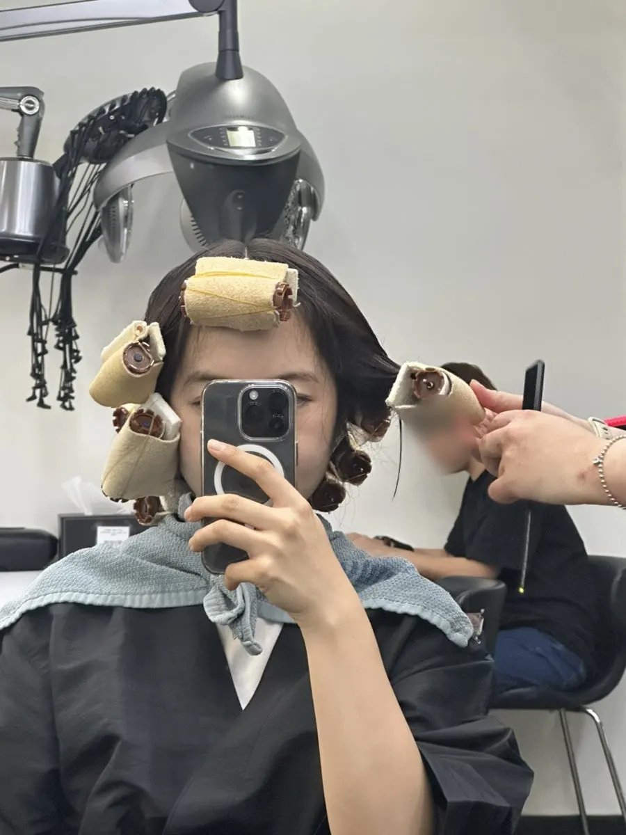 모발을 롯드에 말아 열처리하는 C컬 열펌 과정