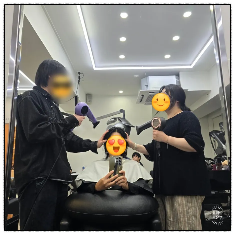 매직기로 모발을 펴는 시술 장면