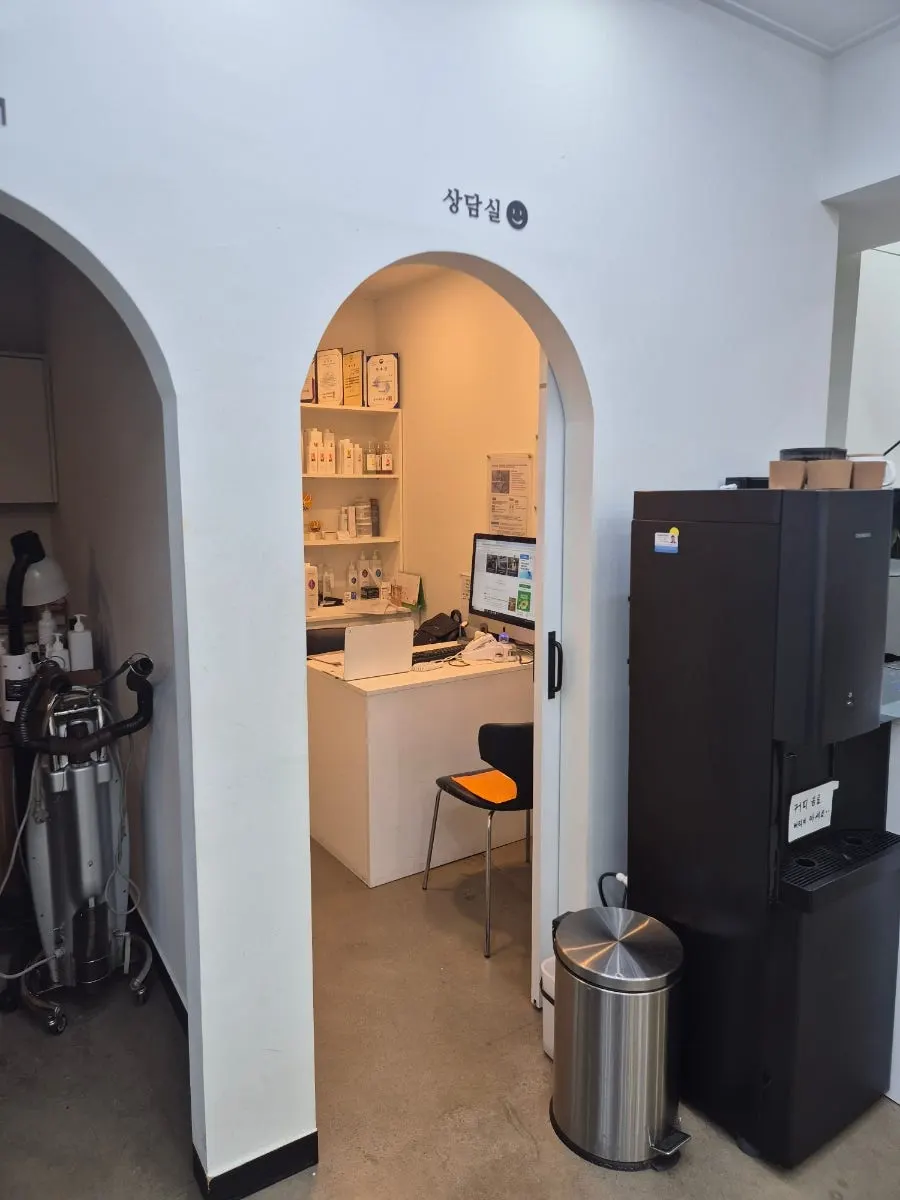 Waiting area at Eco Revy Hair Ewha Branch