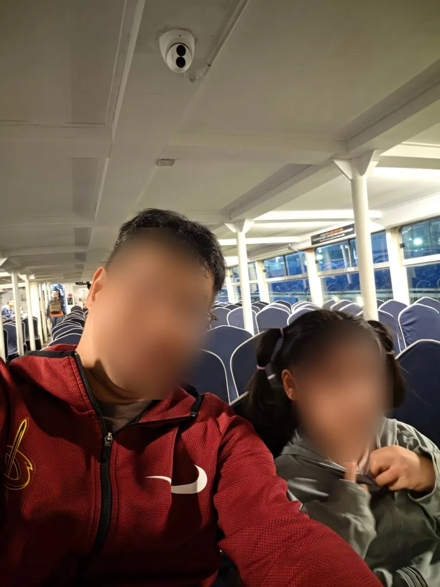 커트 후 드라이 방향을 잡아주는 스타일링 장면