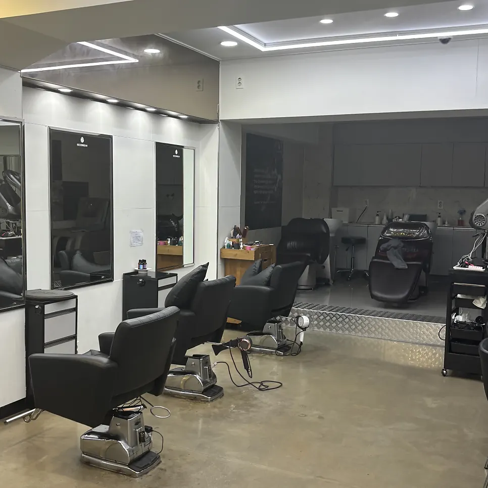 Eco Revy Hair Ewha Branch salon space