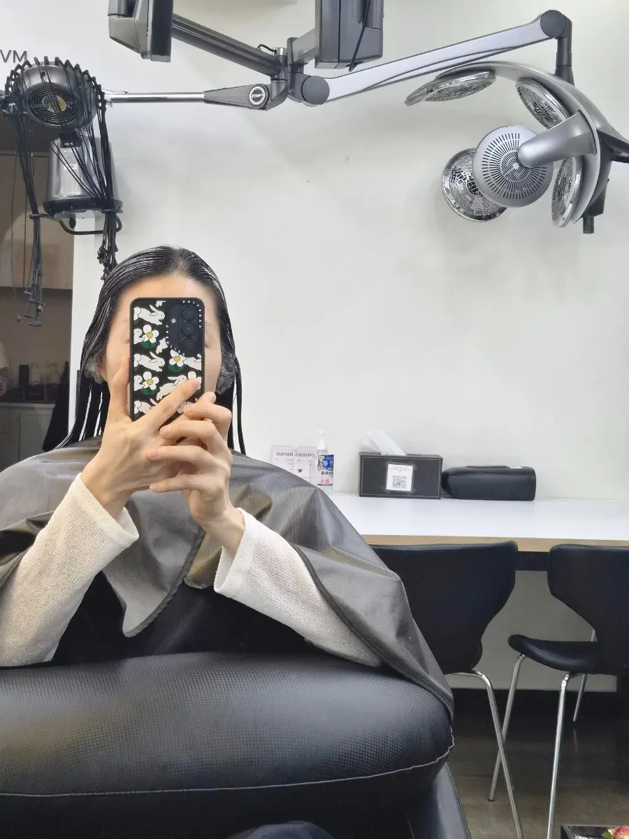 边讲解边进行的蓬松烫过程