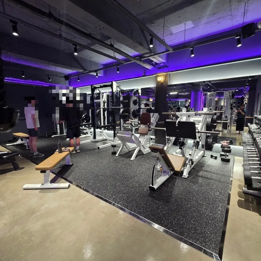 Consultation scene discussing diet and workout method